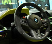 알칸타라가 따로 손질한 주문제작의 'BMW M4 컴페티션'
