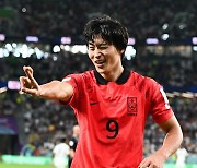 한국 월드컵 최초 1경기 멀티골 조규성,'팬들 향한 하트' [사진]