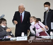 '장애인이동편의증진 특위' 참석하는 김한길 국민통합위원장