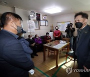 어르신들과 인사하는 김태규 국민권익위 부위원장