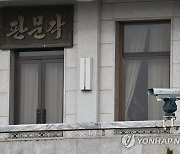 권영세 장관과 취재진 살펴보는 북한 병사들