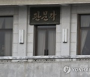 권영세 장관과 취재진 살펴보는 북한 병사들
