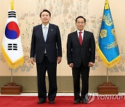 윤석열 대통령, 김태기 중앙노동위원장에 임명장 수여