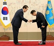 윤석열 대통령, 김태기 중앙노동위원장에 임명장 수여