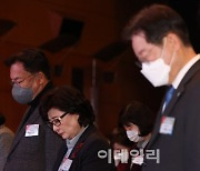 [포토]묵념하는 정진석 비대위원장-이재명 대표