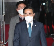 [포토]원내대표 회동, '국회의장실 들어가는 박홍근'