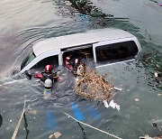 통영서 승합차 바다로 추락…1명 사망·6명 부상