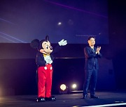 미키마우스 인사로 포문 연 '디즈니 쇼케이스', 글로벌 OTT 1위 굳히기 공세는?
