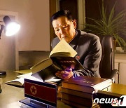 늦은 밤에도 '당 사상' 학습하는 북한 당 일꾼 조명한 노동신문