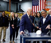 미시간주 SK실트론 공장을 둘러보는 조 바이든 미국 대통령