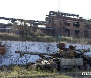 폐허 된 마리우폴 아조우스탈 제철소 옆 탱크 잔해