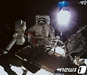 중국 유인우주선 선저우 15호, '톈궁' 우주정거장 착륙 성공