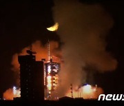 中유인 우주선 선저우 15호가 발사되는 모습