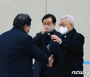입국한 교황청 장관 유흥식 추기경