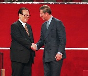 홍콩반환식에서 찰스 왕세자와 악수하는 장쩌민