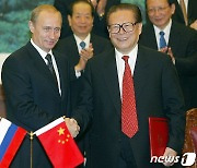 2002년 푸틴과 악수하는 장쩌민 중국 국가주석
