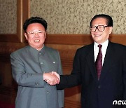 2000년 북중 정상회담 앞둔 장쩌민과 김정일의 악수