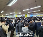 "자꾸 밀지 마세요"…지하철 파업 첫날 '퇴근길 대란'