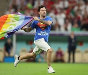 무지개 깃발 들고 월드컵 경기장 뛰어든 ‘슈퍼맨’ 왜?