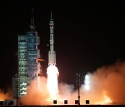 [사이언스카페] 중국, 우주정거장에 첫 교대 우주인 보냈다