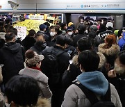 지하철 파업 여파에 서울 ‘퇴근 대란’…개찰구 밖까지 긴 줄