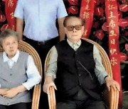 [Why] 타계 두달 전 장쩌민이 시진핑 화환 앞에서 찍은 사진 공개한 이유