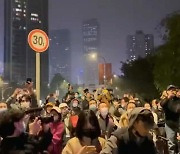 강경 탄압 속 '찔끔' 회유책... 중국의 반정부 시위 대처법