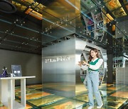 SM '광야'에 깔린 특별한 바닥…LGD, '투명 OLED' 기술력 뽐냈다