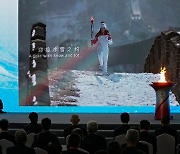 베이징, 코로나에 노심초사…역사상 첫 로봇 성화봉송 등장
