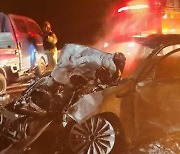 서해안고속도로서 차량 연쇄 추돌…1명 사망·차량 1대 전소
