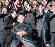 “김정은 딸에 장군들 폴더인사” 김일성 땐 없던 북한 풍경
