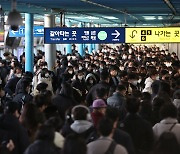 ‘총파업’에 서울 지하철 ‘퇴근길 대란’…“개찰구 밖 계단까지 긴 줄”