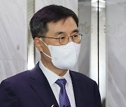 '대령 강등' 전익수 공군 법무실장, 징계취소 소송