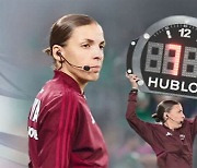 '역사적인 휘슬'…월드컵 최초 '여성 심판' 탄생
