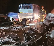 서해안고속도로서 차량 4대 추돌…1명 사망·차량 1대 전소