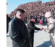 김주애 '北후계자설' 의견 분분···"사실상 내정" VS "관계없어"