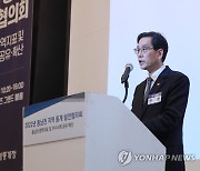 개회사 하는 한훈 통계청장