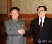 김정일 북한 국방위원장과 악수하는 故 장쩌민 전 중국 국가주석