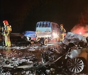 서해안고속도로서 차량 4대 추돌…1명 사망·차량 1대 전소