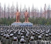 北 김정은, 항공절 맞아 전투비행사에게 '축하문' 보내
