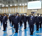 공군 핵심가치 구호 외치는 신임 장교들