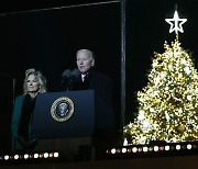 트리 점등식서 연설하는 조 바이든 美 대통령