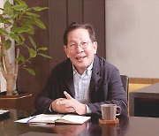 교촌, 권원강 회장 경영 복귀…"미주·동남아 공략, 100년 기업 목표"
