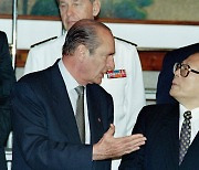 자크 시라크 佛 대통령과 대화하는 장쩌민 中 국가주석