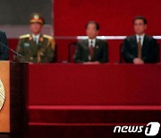 국가주석 자리 넘기며 연설하는 장쩌민