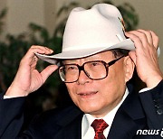 카우보이 모자를 쓴 장쩌민 전 중국 국가주석