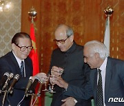 파키스탄 지도자들과 건배하는 장쩌민 전 中 국가주석