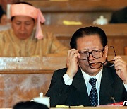 회의 중 심기 불편한 장쩌민 中 전 국가주석