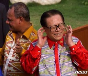 "아이 시끄러워" 언론 질문 공세에 웃으며 귀막는 장쩌민 전 中 국가주석