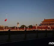 장쩌민 전 中 국가주석 사망 후 반기 게양한 베이징 천안문